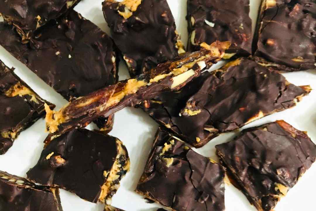 5 Ingredient Chocolate Date Bark Recipe (1)